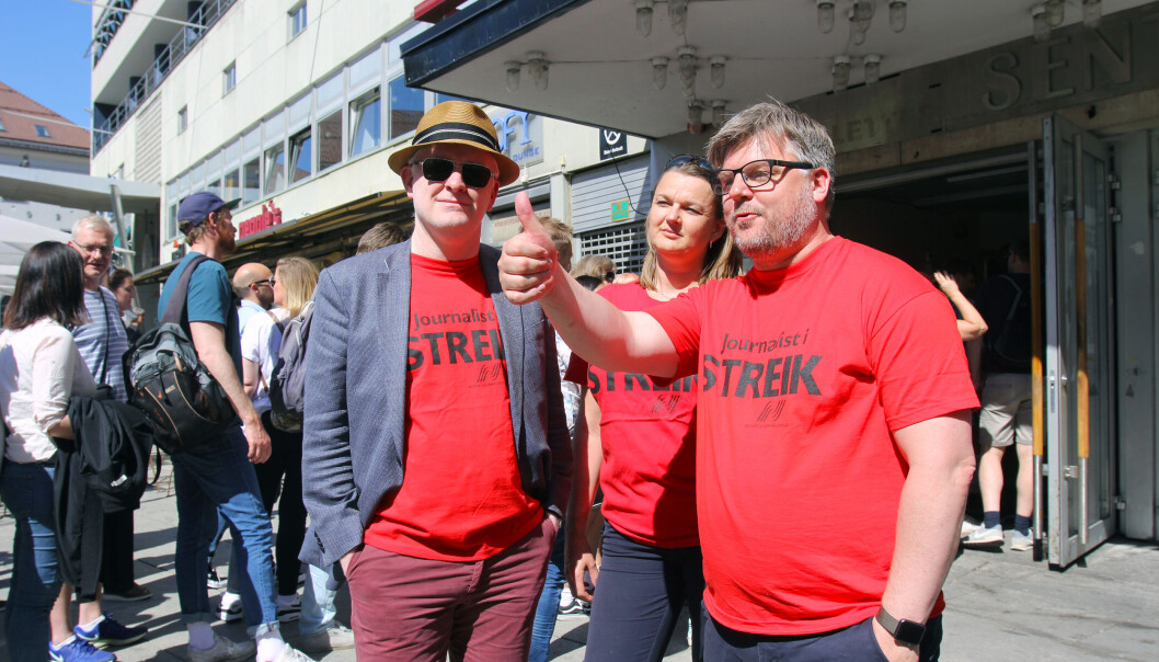 Richard Aune med tommelen opp utenfor inngangen til Sentrum scene der det første streikemøtet ble avholdt. Her sammen med NJ-leder og kjæreste Hege Iren Frantzen og NJs nestleder Dag Idar Tryggestad. Arkivfoto: Glenn Slydal Johansen Richard Aune med tommelen opp utenfor inngangen til Sentrum scene der det første streikemøtet ble avholdt. Her sammen med NJ-leder og kjæreste Hege Iren Frantzen og NJs nestleder Dag Idar Tryggestad. Arkivfoto: Glenn Slydal Johansen
