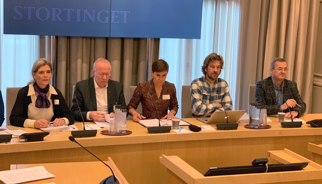 STORTINGSHØRING: Fra venstre, Guro Slettemark fra Transparency International, Arne Jensen fra Redaktørforeningen, Ina Nyrud fra Journalistlaget, Eiliv Frich Flydal fra Dagbladet og Offentlighetsutvalget og Per Brikt Olsen fra Fagpressen. Foto: Glenn Slydal Johansen STORTINGSHØRING: Fra venstre, Guro Slettemark fra Transparency International, Arne Jensen fra Redaktørforeningen, Ina Nyrud fra Journalistlaget, Eiliv Frich Flydal fra Dagbladet og Offentlighetsutvalget og Per Brikt Olsen fra Fagpressen. Foto: Glenn Slydal Johansen
