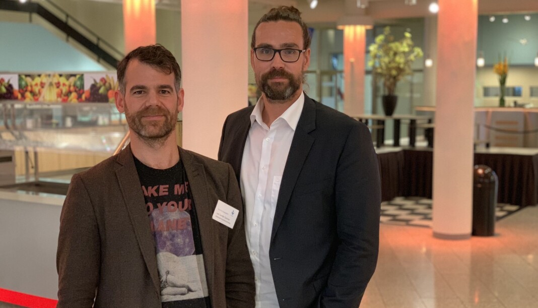 Leo Sande Gasnier og Andreas Hamnes fra Brønnøysundregistrene har jobbet med en prototype på et digitalt aksjonærregister lagret i blokk-kjeder. Foto: Glenn Slydal Johansen Leo Sande Gasnier og Andreas Hamnes fra Brønnøysundregistrene har jobbet med en prototype på et digitalt aksjonærregister lagret i blokk-kjeder. Foto: Glenn Slydal Johansen