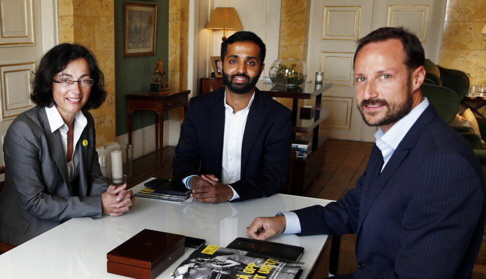Ahmed Fawad Ashraf sammen med Kari Bucher, på dette tidspunktet leder for tv-aksjonen i NRK, og kronprins Haakon. Foto: Lise Aaserud / NTB scanpix