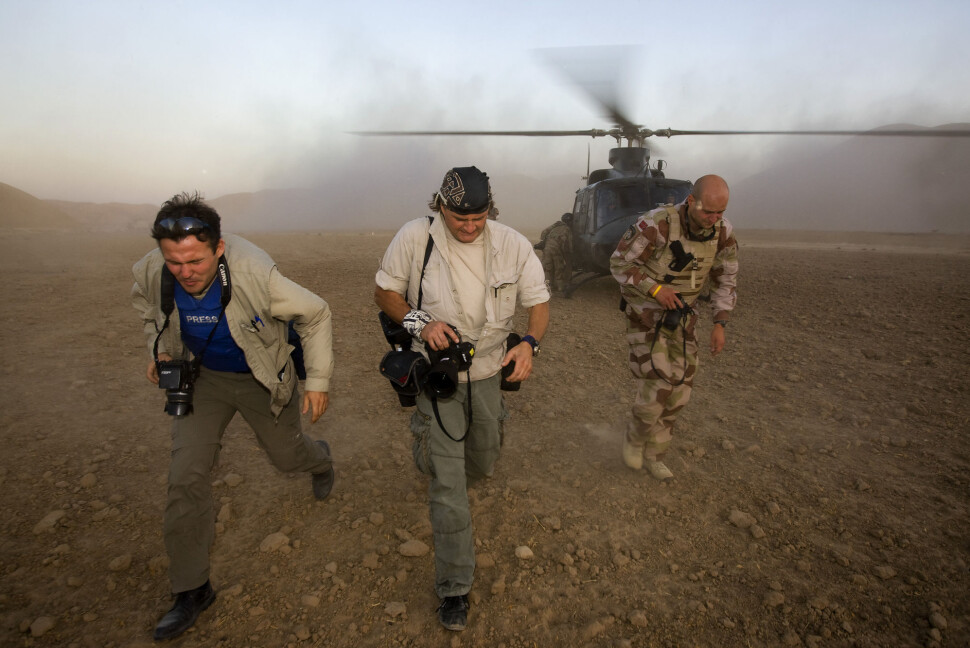 Harald Henden (midten) løper vekk under en øvelse med to av forsvarets Bell helikoptere, sammen med Aftenposten-journalist Tor Arne Andreassen og medieoffiser Bengt Eidem, i Nord Afghanistan i 2008. Foto: Heiko Junge / NTB SCANPIX Harald Henden (midten) løper vekk under en øvelse med to av forsvarets Bell helikoptere, sammen med Aftenposten-journalist Tor Arne Andreassen og medieoffiser Bengt Eidem, i Nord Afghanistan i 2008. Foto: Heiko Junge / NTB SCANPIX