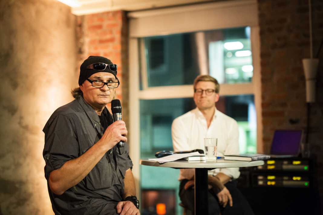 Harald Henden og Svein Tore Bergestuen snakket om Hendens opplevelser fra felten under boklanseringa av «I krig og ensomhet». Foto: Kristine Lindebø Harald Henden og Svein Tore Bergestuen snakket om Hendens opplevelser fra felten under boklanseringa av «I krig og ensomhet». Foto: Kristine Lindebø