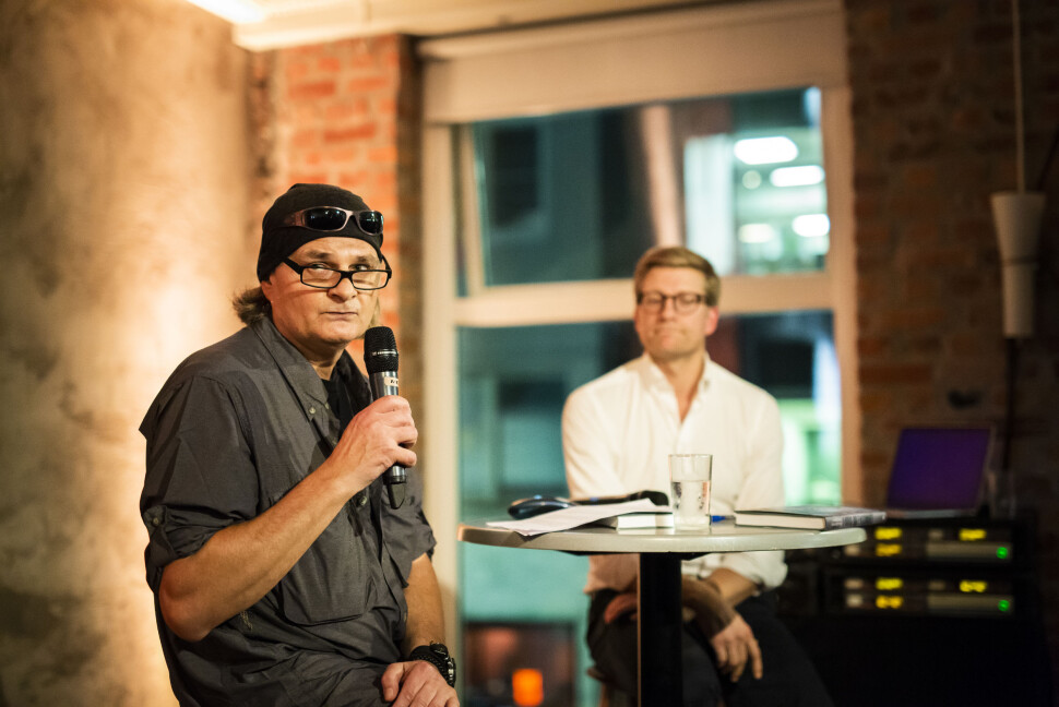 Harald Henden og Svein Tore Bergestuen snakket om Hendens opplevelser fra felten under boklanseringa av «I krig og ensomhet». Foto: Kristine Lindebø Harald Henden og Svein Tore Bergestuen snakket om Hendens opplevelser fra felten under boklanseringa av «I krig og ensomhet». Foto: Kristine Lindebø