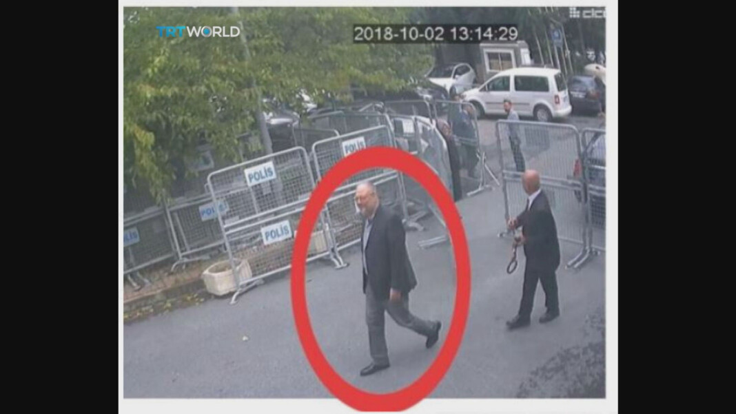 Den tyrkiske kringkasteren TRT World publiserte søndag dette lekkede bildet fra et overvåkingskamera utenfor det saudiarabiske konsulatet i Istanbul, som skal vise Jamal Khashoggi på vei inn i bygningen 2. oktober. Foto: CCTV/TRT World via Reuters / NTB scanpix Den tyrkiske kringkasteren TRT World publiserte søndag dette lekkede bildet fra et overvåkingskamera utenfor det saudiarabiske konsulatet i Istanbul, som skal vise Jamal Khashoggi på vei inn i bygningen 2. oktober. Foto: CCTV/TRT World via Reuters / NTB scanpix
