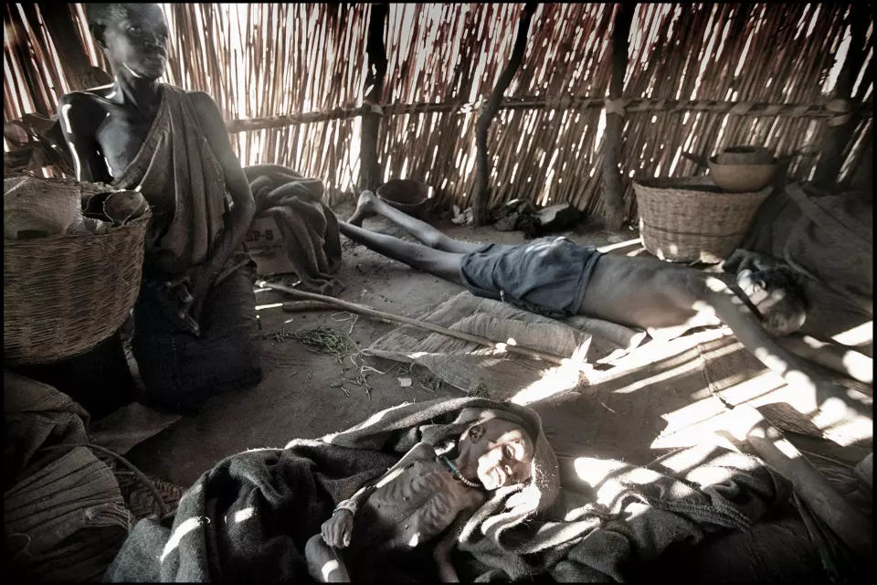Puster ikke mer, Sør-Sudan, 1998. Manon på ett år og seks måneder, må gi tapt for hungersnøden i Ajiep, Bahr el Ghazal. Foto: Harald Henden