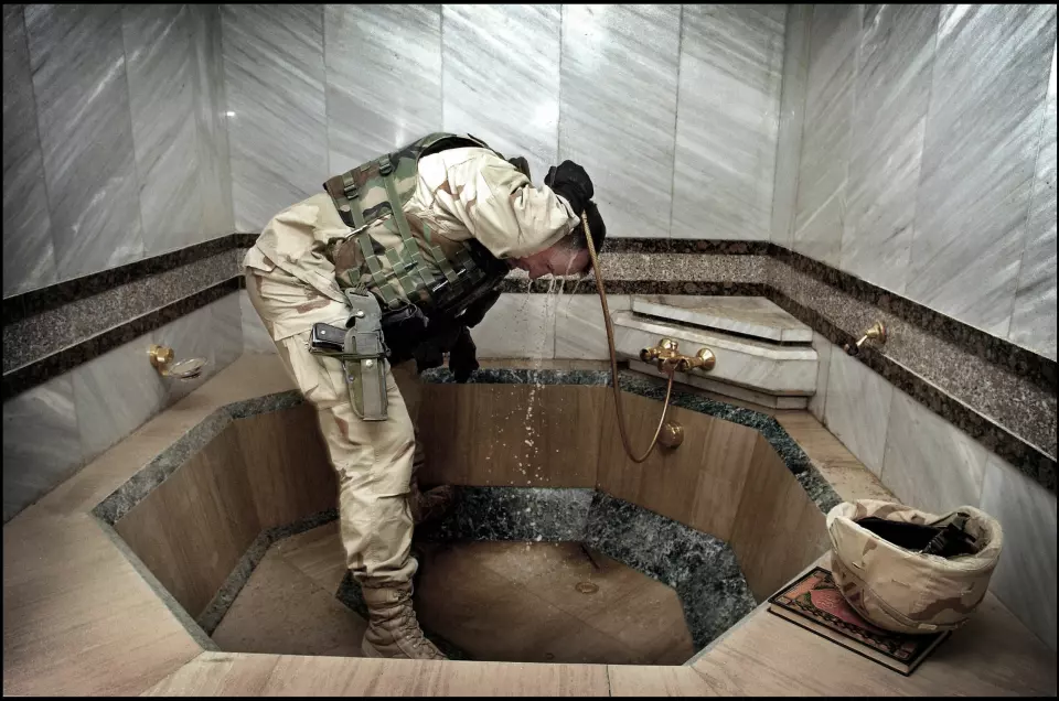 Saddams bad, Bagdad 2003. Oberst Presnell benytter sjansen til å vaske seg i Saddam Husseins private bad i en uskadet del av hans personlige palass, midt i Bagdad. Foto: Harald Henden