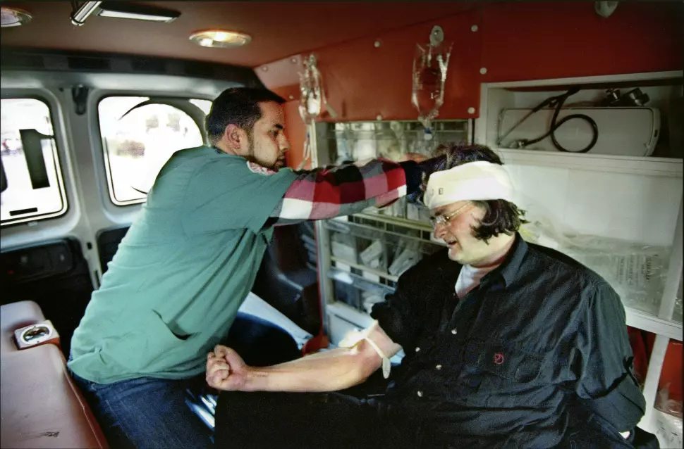 Harald får behandling i en ambulanse på vei til sykehuset i Ramallah, etter å ha blitt skutt i hodet på Vestbredden i 2001. Foto: Jon Magnus/VG