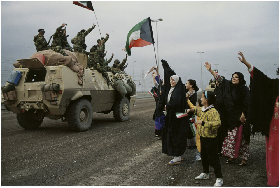 Velkommen, Kuwait 1991. Innbyggere i Kuwait by hilser allierte styrker velkommen, under frigjøringen av landet. Foto: Harald Henden