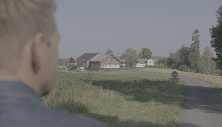 Øystein Milli på plass i Sørum. Foran ham ligger gården Orderud. Foto: Monster Øystein Milli på plass i Sørum. Foran ham ligger gården Orderud. Foto: Monster