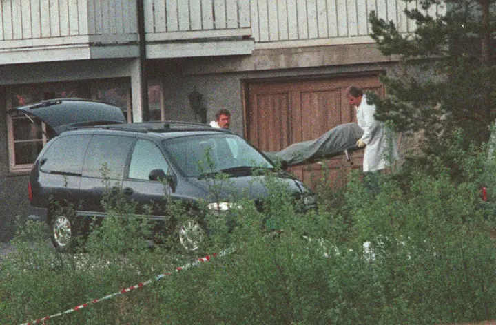 En av de drepte blir fraktet ute av kårboligen på Orderud. Foto: Morten Holm / NTB scanpix