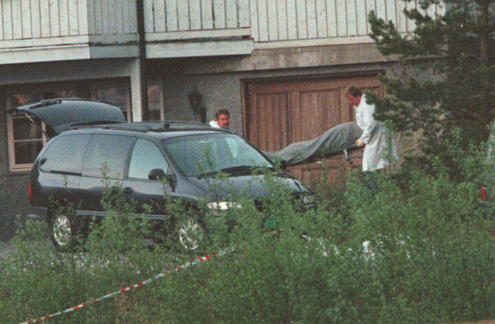 En av de drepte blir fraktet ute av kårboligen på Orderud. Foto: Morten Holm / NTB scanpix
