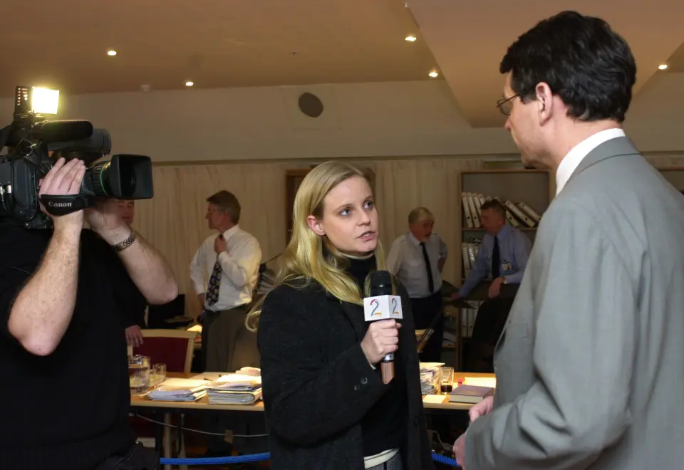 TV 2s Karianne Solbrække på plass i tingretten i 2002. Her intervjuer hun forsvarer Cato Schiøtz. Foto: NRK TV 2s Karianne Solbrække på plass i tingretten i 2002. Her intervjuer hun forsvarer Cato Schiøtz. Foto: NRK