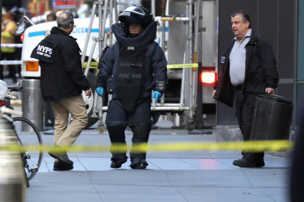 Time Warner-bygningen i New York ble evakuert etter at CNN mottok en bombe i posten. Foto: Kevin Coombs / Reuters / NTB scanpix