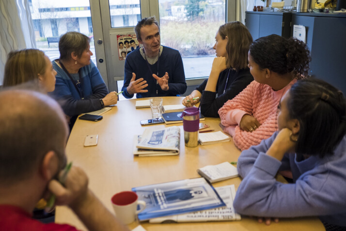 Redaksjonen diskuterte Momo-saken på morgenmøtet fredag. Foto: Kristine Lindebø Redaksjonen diskuterte Momo-saken på morgenmøtet fredag. Foto: Kristine Lindebø