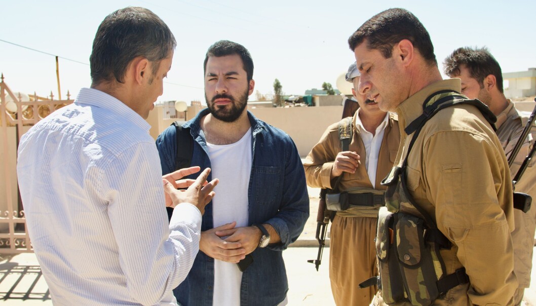 Sinan Shahinian (i midten) har jobbet som journalist i blant annet Irak. Her er han med soldater fra peshmergastyrken som kjempet mot IS i 2014. Foto: Hawre Khaled Sinan Shahinian (i midten) har jobbet som journalist i blant annet Irak. Her er han med soldater fra peshmergastyrken som kjempet mot IS i 2014. Foto: Hawre Khaled