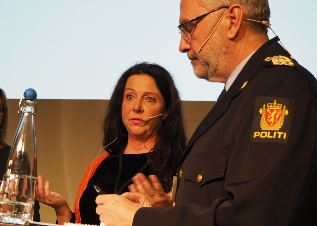 Anne Margrete Alværn i Politidirektoratet og Oslos politimester Hans Sverre Sjøvold, måtte svare på Twitter-kritikk da de besøkte høstmøtet til Norsk Redaktørforening. Foto: Roger Aarli-Grøndalen Anne Margrete Alværn i Politidirektoratet og Oslos politimester Hans Sverre Sjøvold, måtte svare på Twitter-kritikk da de besøkte høstmøtet til Norsk Redaktørforening. Foto: Roger Aarli-Grøndalen