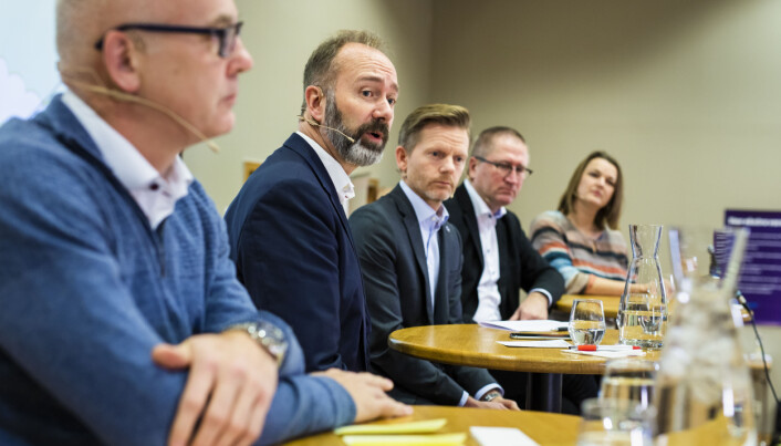 NRK-sjef Thor Gjermund Eriksen, Trond Giske (Ap), Tage Pettersen (H), Geir Jørgen Bekkevold (KrF) og NJ-leder Hege Iren Frantzen. Foto: Kristine Lindebø NRK-sjef Thor Gjermund Eriksen, Trond Giske (Ap), Tage Pettersen (H), Geir Jørgen Bekkevold (KrF) og NJ-leder Hege Iren Frantzen. Foto: Kristine Lindebø