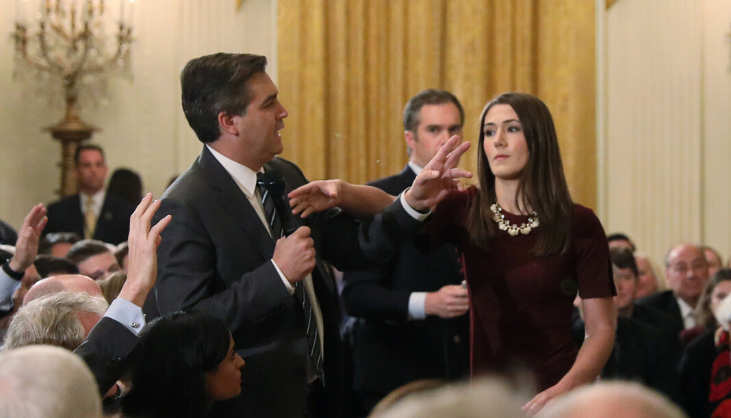 Denne situasjonen blir av Det hvite hus framstilt som om CNN-reporter Jim Acosta går til håndgripeligheter mot en praktikant. Hun forsøker å ta mikrofonen, han holder fast på den. Foto: Reuters / NTB scanpix Denne situasjonen blir av Det hvite hus framstilt som om CNN-reporter Jim Acosta går til håndgripeligheter mot en praktikant. Hun forsøker å ta mikrofonen, han holder fast på den. Foto: Reuters / NTB scanpix