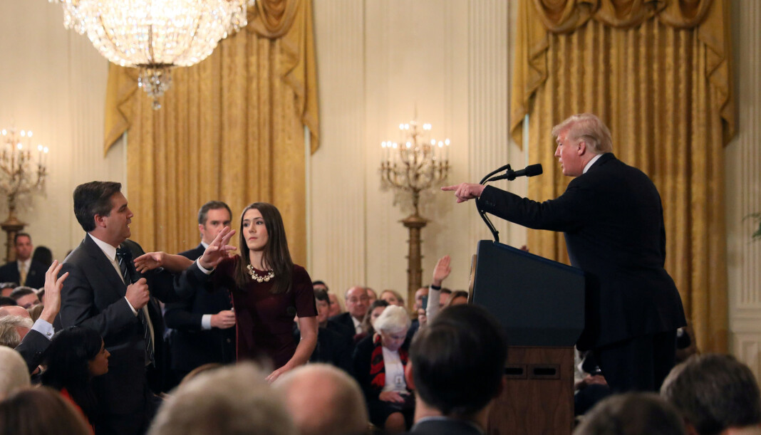 Denne situasjonen blir av Det hvite hus framstilt som om CNN-reporter Jim Acosta går til håndgripeligheter mot en praktikant. Foto: Jonathan Ernst / Reuters / NTB scanpix Denne situasjonen blir av Det hvite hus framstilt som om CNN-reporter Jim Acosta går til håndgripeligheter mot en praktikant. Foto: Jonathan Ernst / Reuters / NTB scanpix