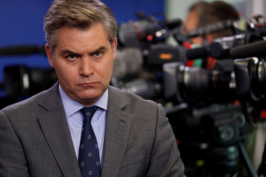 Jim Acosta ble forsøkt fratatt mikrofonen mens han stilte president Donald Trump et spørsmål under en pressekonferanse. Foto: Reuters / NTB scanpix Jim Acosta ble forsøkt fratatt mikrofonen mens han stilte president Donald Trump et spørsmål under en pressekonferanse. Foto: Reuters / NTB scanpix