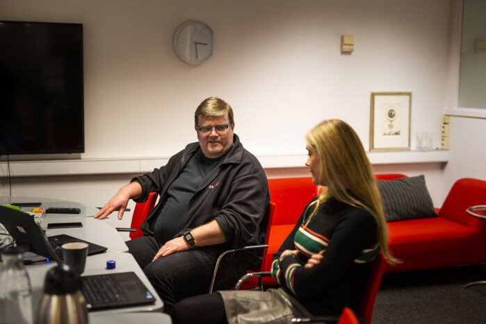 I NRKJs brakkekontorer deler leder Rolf Johansen og nestleder Hege Fagerheim NTLs bekymringer om planene om å sette ut IT-drifta i NRK. Foto: Kristine Lindebø I NRKJs brakkekontorer deler leder Rolf Johansen og nestleder Hege Fagerheim NTLs bekymringer om planene om å sette ut IT-drifta i NRK. Foto: Kristine Lindebø