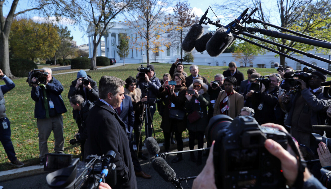 CNNs Jim Acosta tilbake på plass foran Det hvite hus. Foto: Reuters / NTB scanpix CNNs Jim Acosta tilbake på plass foran Det hvite hus. Foto: Reuters / NTB scanpix