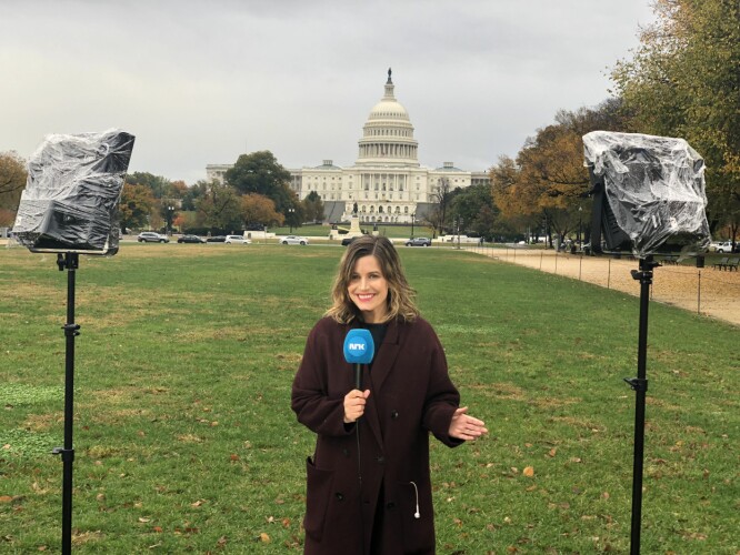 NRK-korrespondent Veronica Westhrin foran den amerikanske Kongressen i Washington D. C.