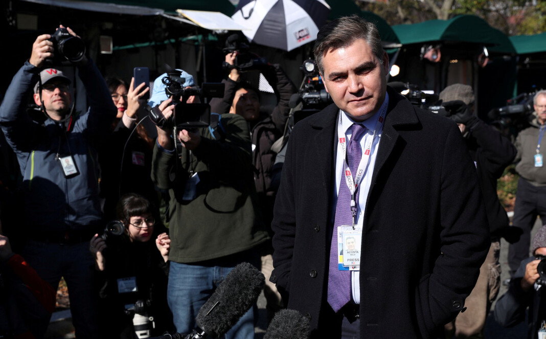 CNN-reporter Jim Acosta kan bli fratatt akkrediteringen til Det hvite hus igjen snart. CNN går nå rettens vei for å hindre at det skjer. Foto: Reuters / NTB scanpix CNN-reporter Jim Acosta kan bli fratatt akkrediteringen til Det hvite hus igjen snart. CNN går nå rettens vei for å hindre at det skjer. Foto: Reuters / NTB scanpix