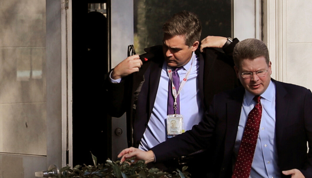 CNN-reporter Jim Acosta har nå fått tilbake presseakkrediteringen til det Det hvite hus permanent. Foto: Reuters / NTB scanpix CNN-reporter Jim Acosta har nå fått tilbake presseakkrediteringen til det Det hvite hus permanent. Foto: Reuters / NTB scanpix