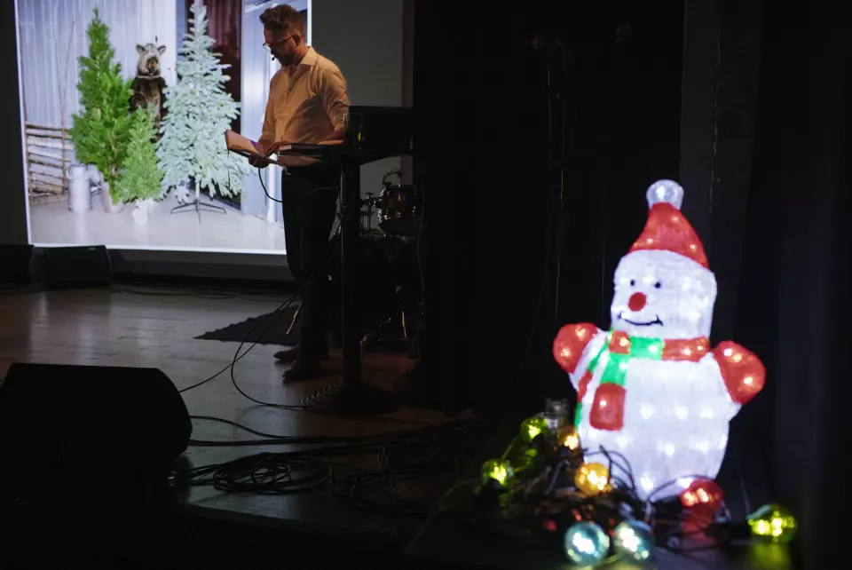Helge Skodvin sprer julestemning med presentasjon av sin nye bok «Deilig er Jorden». Hver dag har han tatt ett bilde av juleforberedelser rundt i Norge, fra midten av november og frem til jul de siste fem årene.