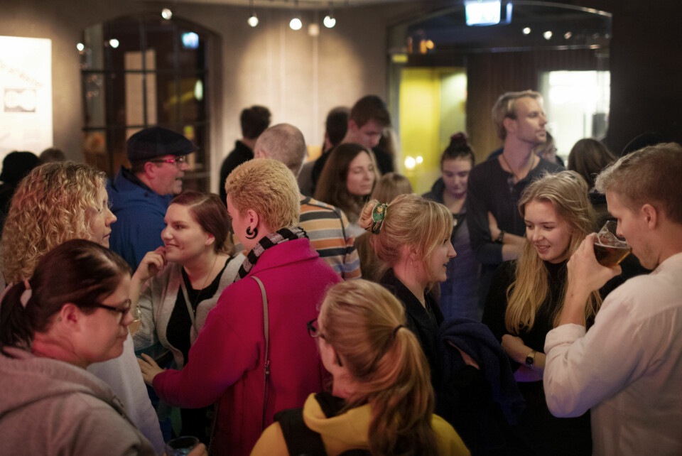 Etter bildevisningene samler folk seg i baren på Dokkhuset. Festivalen ble avsluttet med juletrefest og dans til musikk fra bandet Thousand Island lørdag kveld. Alle foto: Andrea Gjestvang