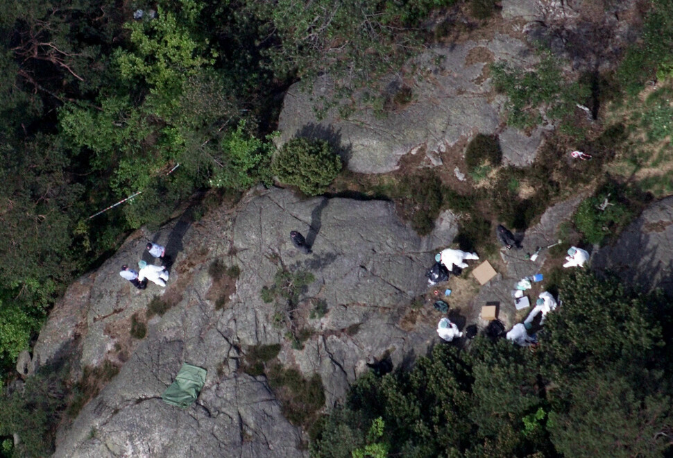 Kripos-teknikere på stedet hvor de to jentene ble funnet drept i Baneheia. Foto: Lise Åserud / NTB scanpix.