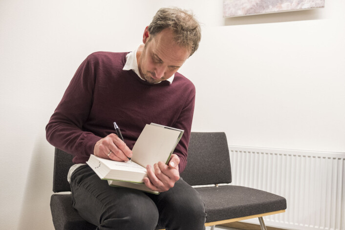 Bjørn Olav Jahr signerer bøker under lanseringen av boka «Drapene i Baneheia. To historier. En sannhet». Foto: Tor Erik Schrøder / NTB scanpix Bjørn Olav Jahr signerer bøker under lanseringen av boka «Drapene i Baneheia. To historier. En sannhet». Foto: Tor Erik Schrøder / NTB scanpix