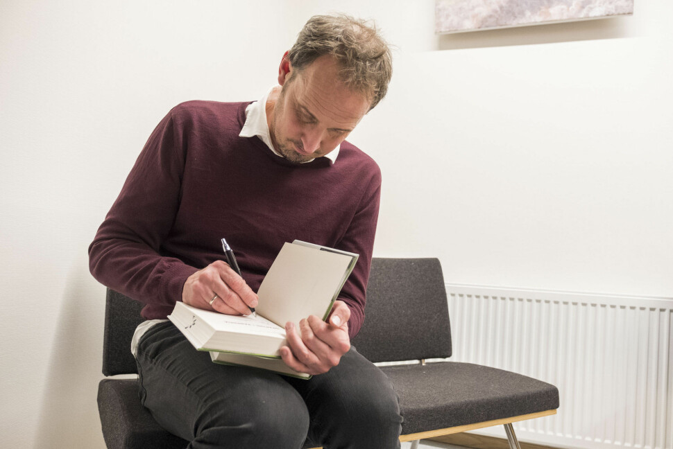 Bjørn Olav Jahr signerer bøker under lanseringen av boka «Drapene i Baneheia. To historier. En sannhet». Foto: Tor Erik Schrøder / NTB scanpix