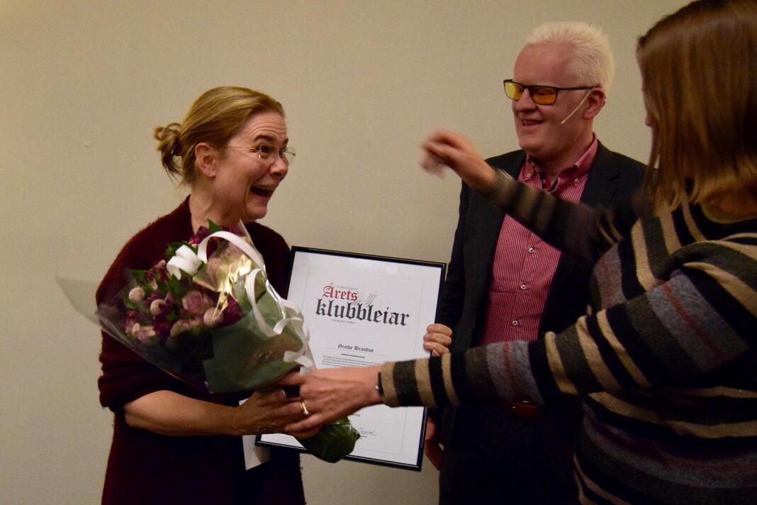 Her får Grethe Brandsø prisen av NJ-lederne Hege Iren Frantzen og Dag Idar Tryggestad. Foto: Norsk Journalistlag Her får Grethe Brandsø prisen av NJ-lederne Hege Iren Frantzen og Dag Idar Tryggestad. Foto: Norsk Journalistlag