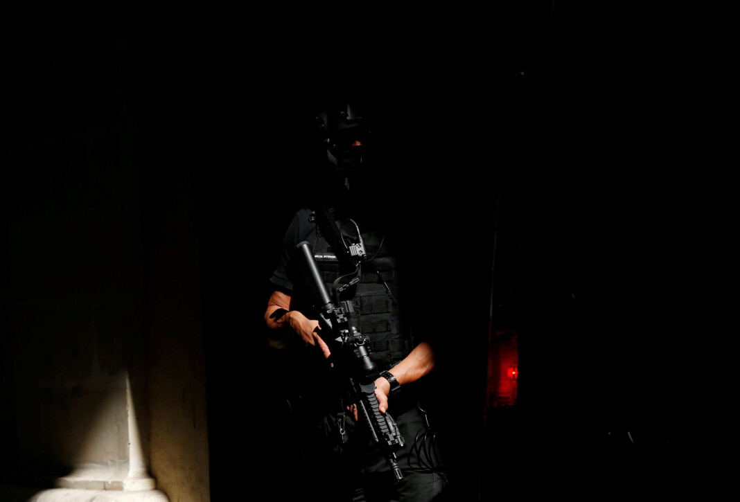 Journalisten Daphne Caruana Galizia ble drept av en bilbombe på Malta i fjor. Her passer en politimann på utenfor et rettsmøte. Foto: Reuters / NTB scanpix Journalisten Daphne Caruana Galizia ble drept av en bilbombe på Malta i fjor. Her passer en politimann på utenfor et rettsmøte. Foto: Reuters / NTB scanpix