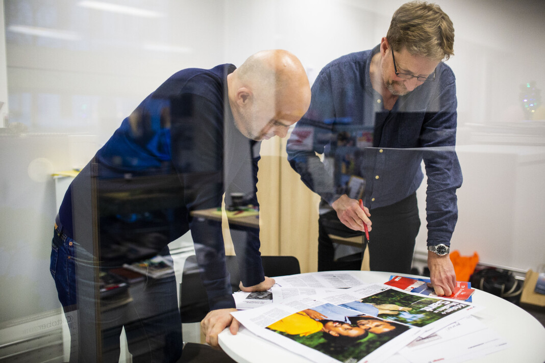 Journalist Tor Aksel Bolle (t.v) skrev saken som selskapet Better Globe vil ha endret eller slettet. Her diskuterer han siste utgave av Bistandsaktuelt med redaktør Gunnar Zachrisen. Foto: Kristine Lindebø Journalist Tor Aksel Bolle (t.v) skrev saken som selskapet Better Globe vil ha endret eller slettet. Her diskuterer han siste utgave av Bistandsaktuelt med redaktør Gunnar Zachrisen. Foto: Kristine Lindebø