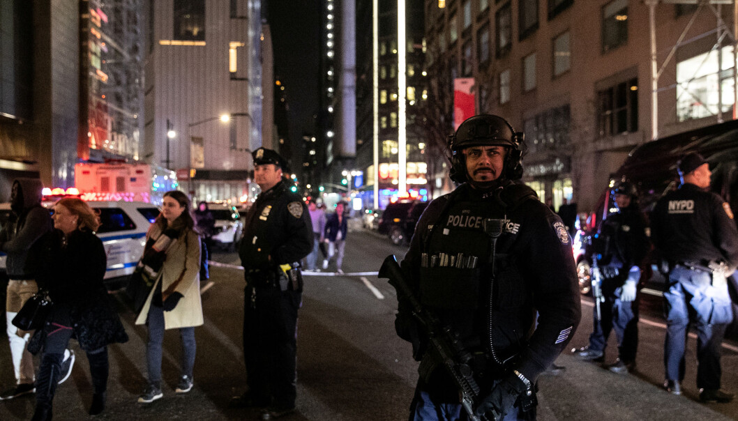 Politiet fant ingen eksplosiver, og rundt midnatt kunne CNN melde at de hadde fått klarsignal til å gå tilbake til kontorene sine. Foto: Reuters / NTB scanpix Politiet fant ingen eksplosiver, og rundt midnatt kunne CNN melde at de hadde fått klarsignal til å gå tilbake til kontorene sine. Foto: Reuters / NTB scanpix