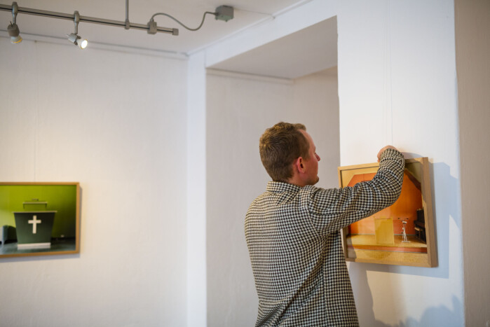 Tommy Ellingsen retter på bildene til Erlend Berge, som er første fotograf til å stille ut i galleriet Ellingsen & Worsøe. Foto: Kristine Lindebø Tommy Ellingsen retter på bildene til Erlend Berge, som er første fotograf til å stille ut i galleriet Ellingsen & Worsøe. Foto: Kristine Lindebø