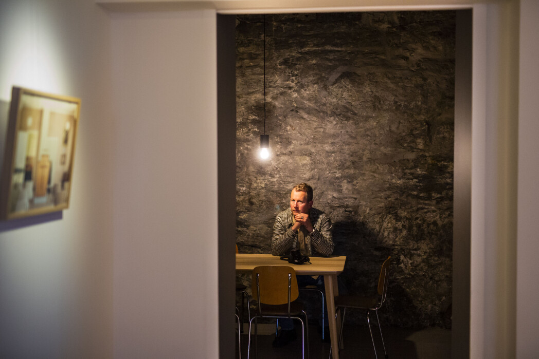 På bakrommet til Ellingsen og Worsøe er spisebord, lager og bar. Foto: Kristine Lindebø På bakrommet til Ellingsen og Worsøe er spisebord, lager og bar. Foto: Kristine Lindebø