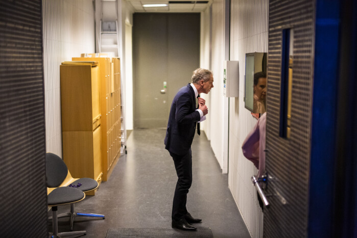 Petter Oulie-Hauge tar en siste skjekk i speilet før han går inn i studio. Petter Oulie-Hauge tar en siste skjekk i speilet før han går inn i studio.