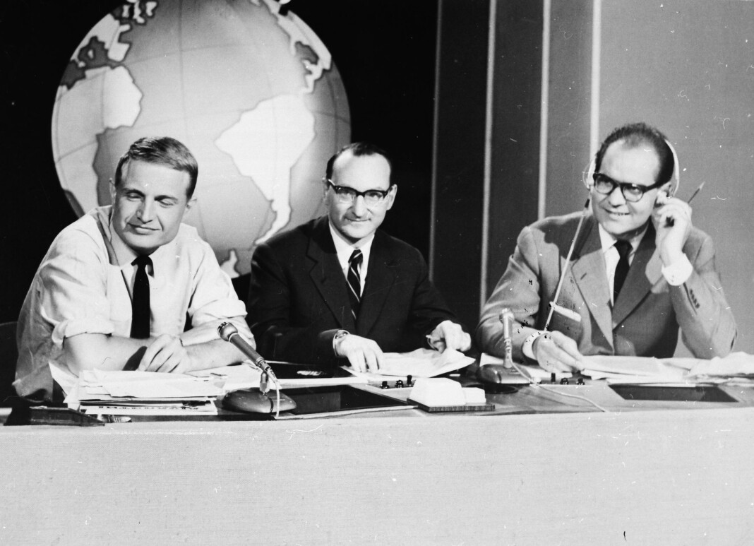 Erik Tandberg, Oddvar Bernsten og Per Øyvind Heradstveit i Dagsrevyen-studio i 1959. Bla nederst i saken for å se Dagsrevyen-studio gjennom tidende. Foto: NRK Arkiv Erik Tandberg, Oddvar Bernsten og Per Øyvind Heradstveit i Dagsrevyen-studio i 1959. Bla nederst i saken for å se Dagsrevyen-studio gjennom tidende. Foto: NRK Arkiv