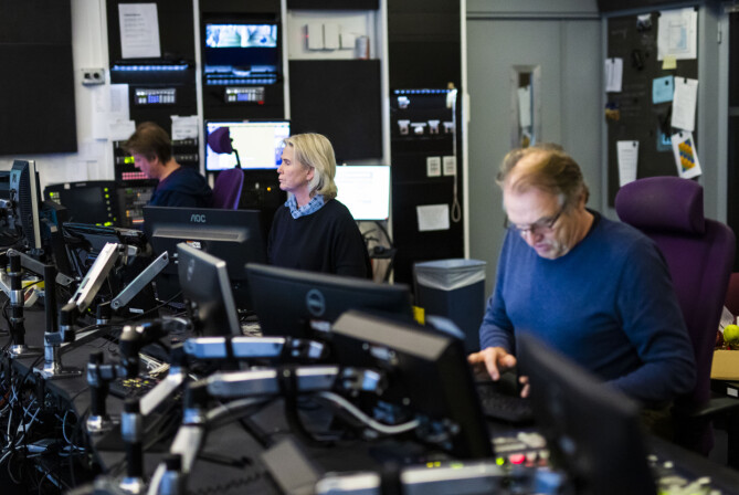 To timer før sending har producer Frode Krogh overlevering med Guro Eriksen og Magne Skolemestra i kontroll/regi. To timer før sending har producer Frode Krogh overlevering med Guro Eriksen og Magne Skolemestra i kontroll/regi.
