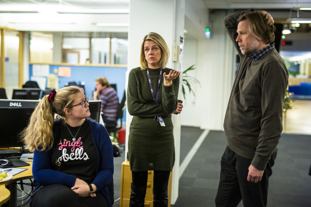 Hva gjør vi uten værkart? Teknisk svikt hos Meteorologisk institutt gjør at alle kart er nede. Nyhetssjef Kyrre Nakkim drøfter problemet med skript Ingebjørg Aas og Dagsrevyen-sjef Hanna Thorsen. Feilen løste seg før sending. Hva gjør vi uten værkart? Teknisk svikt hos Meteorologisk institutt gjør at alle kart er nede. Nyhetssjef Kyrre Nakkim drøfter problemet med skript Ingebjørg Aas og Dagsrevyen-sjef Hanna Thorsen. Feilen løste seg før sending.