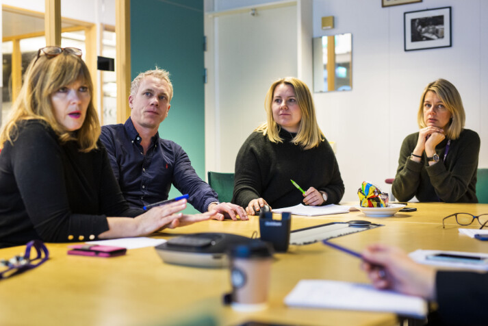 Programledere Invild Bryn og Petter Oulie-Hauge, vaktsjef Ann-Iren Finstad og redaksjonssjef Hanna Thorsen har redaksjonsmøte i Dagsrevyen, desember 2018. Foto: Kristine Lindebø Programledere Invild Bryn og Petter Oulie-Hauge, vaktsjef Ann-Iren Finstad og redaksjonssjef Hanna Thorsen har redaksjonsmøte i Dagsrevyen, desember 2018. Foto: Kristine Lindebø