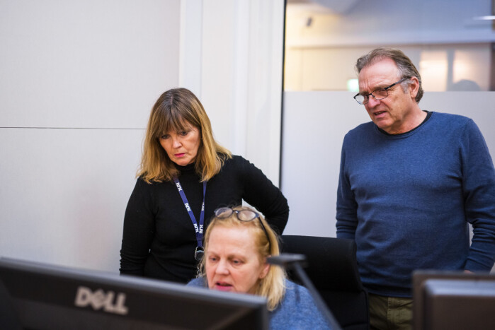 Programleder Ingvild Bryn og producer Frode Krogh ser på grafikken Kjersti Lofthaug har laget. Programleder Ingvild Bryn og producer Frode Krogh ser på grafikken Kjersti Lofthaug har laget.