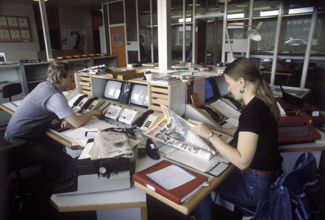 Desken i NRK Dagsrevyen, 1982. Nyhetsredaksjonen i på Marienlyst i Oslo. Journalist Tomm Berntzen til venstre. Foto: Bjørn Sigurdsøn / NTB scanpix Desken i NRK Dagsrevyen, 1982. Nyhetsredaksjonen i på Marienlyst i Oslo. Journalist Tomm Berntzen til venstre. Foto: Bjørn Sigurdsøn / NTB scanpix