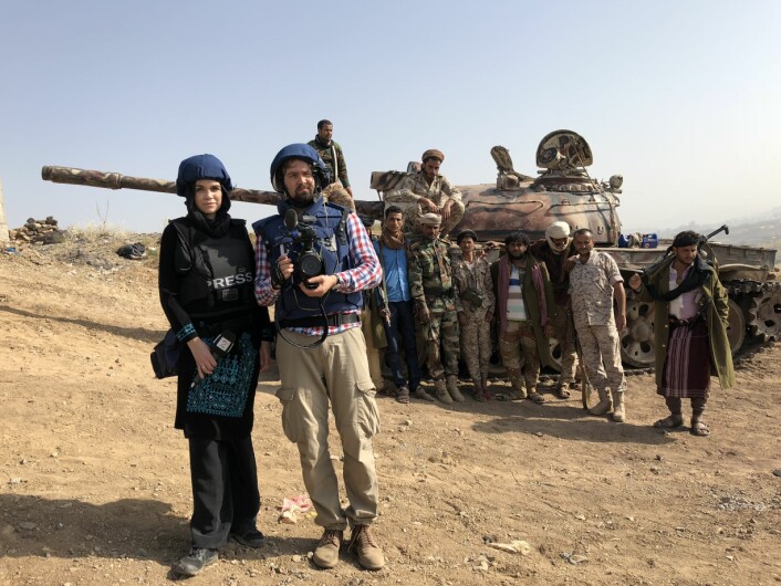 Reporter Sonja Skeistrand Sunde og fotograf Ole Enes Ebbesen i Jemen. Foto: Screen Story / TV 2