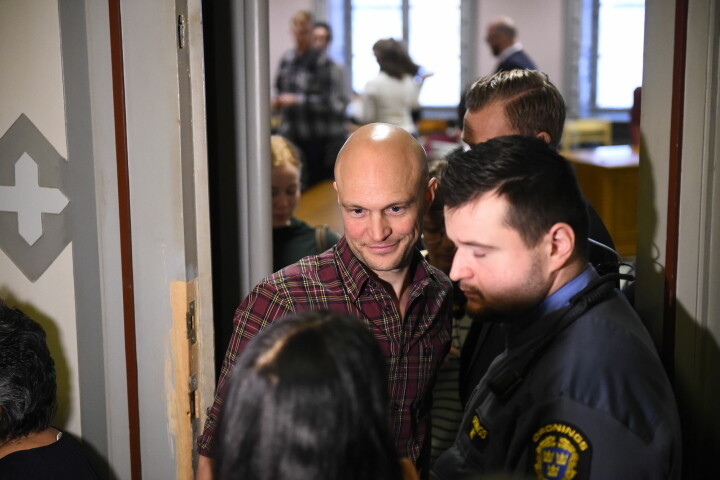 Journalist Fredrik Önnevall og ytterligere to SVT-ansatte er dømt til en betinget dom og dagsbøter etter å ha hjulpet en syrisk flyktninggutt til Sverige. Foto: Emil Langvad/TT / NTB scanpix