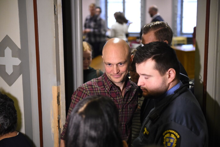 Journalist Fredrik Önnevall og ytterligere to SVT-ansatte er dømt til en betinget dom og dagsbøter etter å ha hjulpet en syrisk flyktninggutt til Sverige. Foto: Emil Langvad/TT / NTB scanpix Journalist Fredrik Önnevall og ytterligere to SVT-ansatte er dømt til en betinget dom og dagsbøter etter å ha hjulpet en syrisk flyktninggutt til Sverige. Foto: Emil Langvad/TT / NTB scanpix